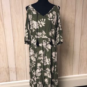 Quarter-sleeve floral maxi dress